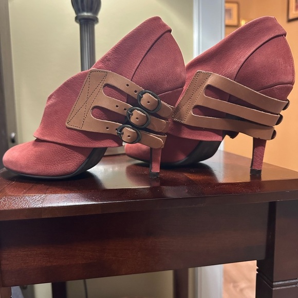 Fly London “Batam” suede booties in excellent condition size 8.5 (39) - Picture 2 of 11